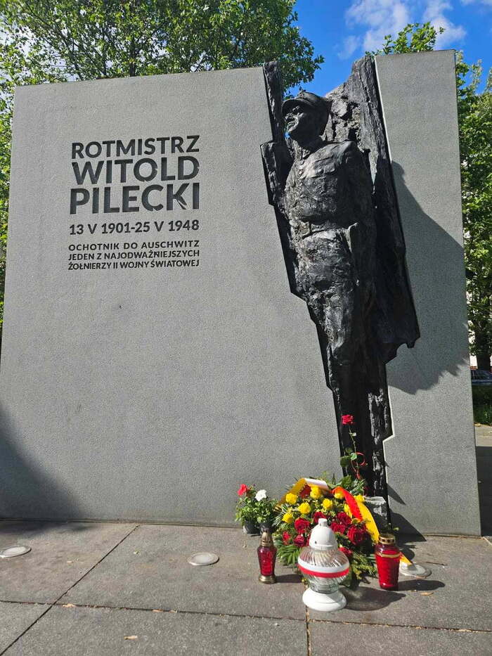 Znicze pamięci w 77. rocznicę śmierci rtm. Witolda Pileckiego. Dr Tomasz Łabuszewski pod pomnikiem rtm. Witolda Pileckiego przy Alei Wojska Polskiego na warszawskim Żoliborzu – Warszawa, 25 maja 2025