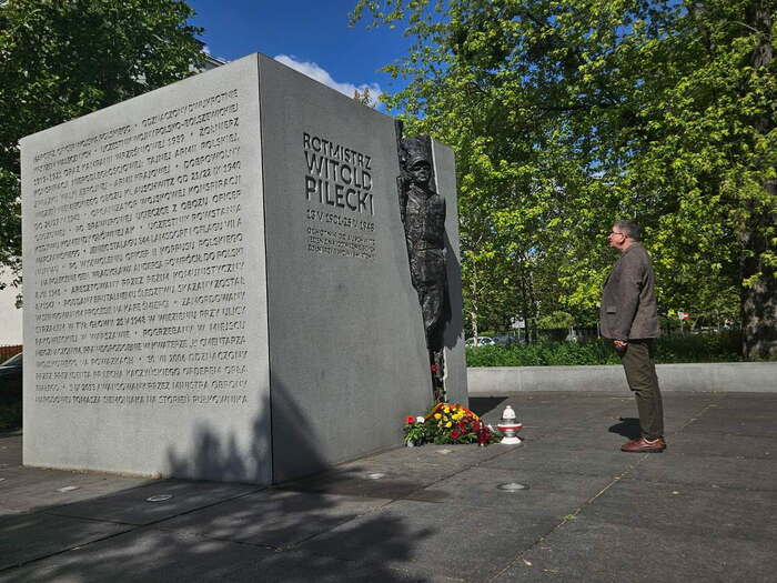 Znicze pamięci w 77. rocznicę śmierci rtm. Witolda Pileckiego. Dr Tomasz Łabuszewski pod pomnikiem rtm. Witolda Pileckiego przy Alei Wojska Polskiego na warszawskim Żoliborzu – Warszawa, 25 maja 2025