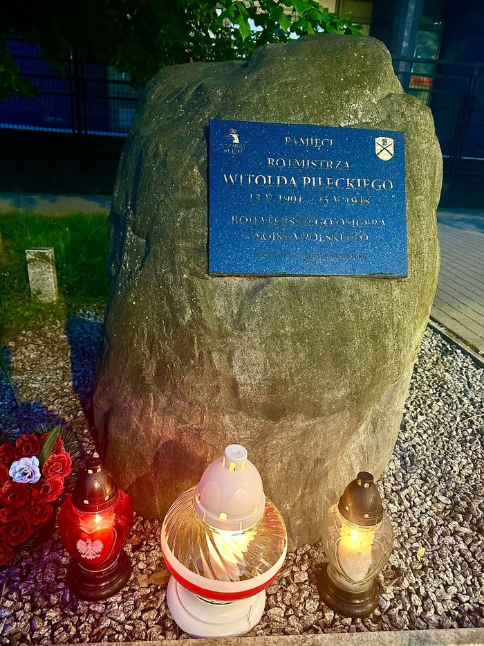 Znicze pamięci w 77. rocznicę śmierci rtm. Witolda Pileckiego. Głaz z tablicą poświęconą pamięci rotmistrza Witolda Pileckiego przy ul. Mehoffera 36 – Warszawa, 25 maja 2025