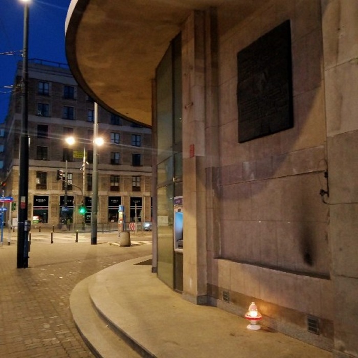 Znicze pamięci w 77. rocznicę śmierci rtm. Witolda Pileckiego. Tablica przy placu Starynkiewicza 7/9 – Warszawa, 25 maja 2025