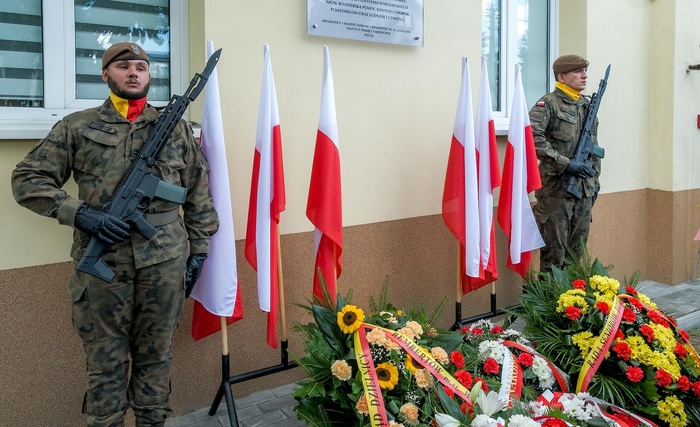 Odsłonięcie tablicy upamiętniającej personel medyczny szpitala działającego w Rembertowie w czasie II wojny światowej – Warszawa, 30 lipca 2025. Fot. Dzielnica Rembertów m.st. Warszawy