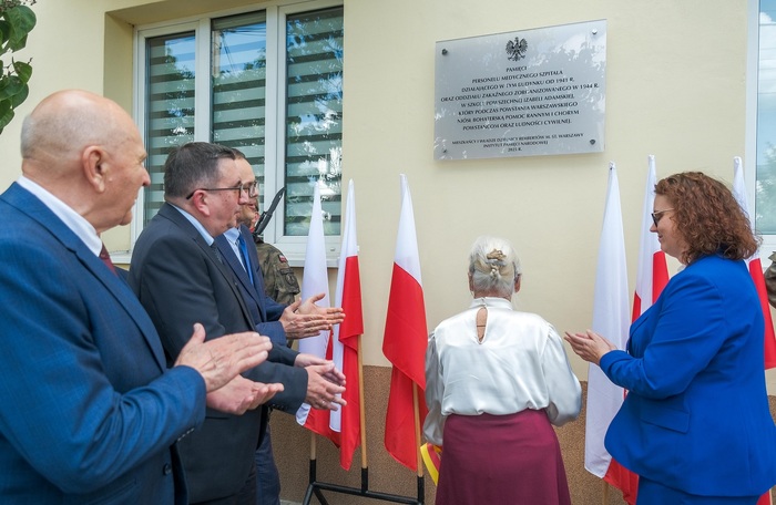 Odsłonięcie tablicy upamiętniającej personel medyczny szpitala działającego w Rembertowie w czasie II wojny światowej – Warszawa, 30 lipca 2025. Fot. Dzielnica Rembertów m.st. Warszawy