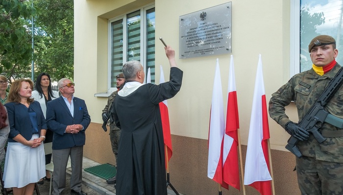 Odsłonięcie tablicy upamiętniającej personel medyczny szpitala działającego w Rembertowie w czasie II wojny światowej – Warszawa, 30 lipca 2025. Fot. Dzielnica Rembertów m.st. Warszawy