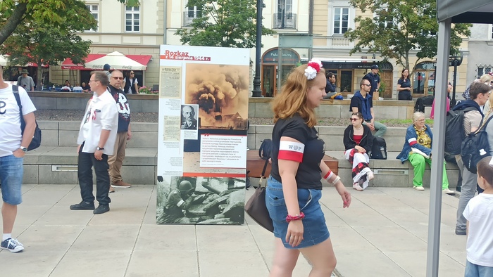 „Na odsiecz powstańczej Warszawie” – ekspozycja IPN i stoisko edukacyjne na Skwerze Hoovera – Warszawa, 1 sierpnia 2025