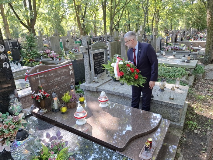 Pamiętamy o Westerplatte. Złożenie kwiatów na grobie Jana Gryczmana.
