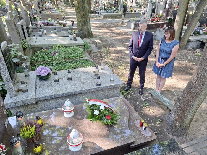 Złożenie kwiatów na grobie Jana Gryczmana
