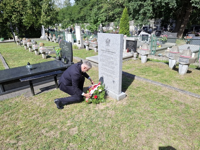Pamiętamy o Westerplatte. Złożenie kwiatów pod tablicą upamiętniającą Karola Szwedowskiego.