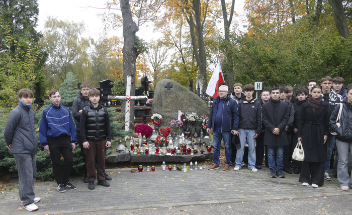 Na grobach Powstańców Warszawskich zapłonęły znicze – Warszawa, 28 października 2026. Fot. Piotr Jaźwiński (IPN)