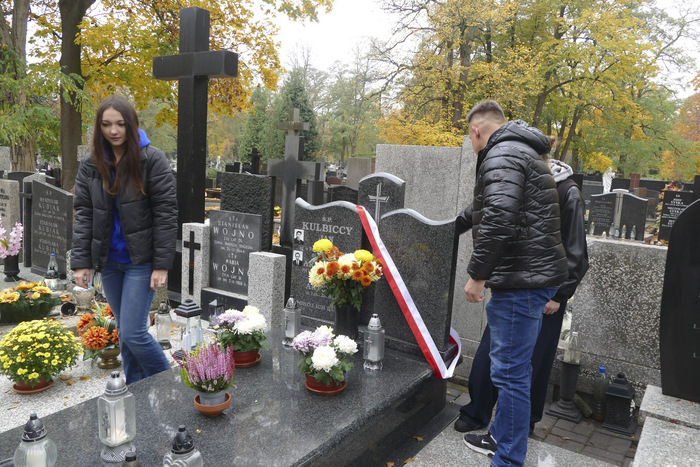 Na grobach Powstańców Warszawskich zapłonęły znicze – Warszawa, 28 października 2026. Fot. Piotr Jaźwiński (IPN)