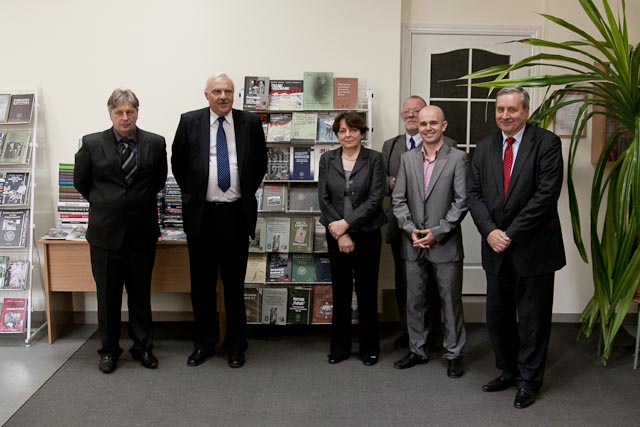 Od lewej: prorektor Akademii Ostrogskiej prof. P. Kraluk, konsul gen. RP w Łucku M. Martinek, wiceprezes IPN A. Rudzińska, konsul RP w Łucku K. Sawicki, dyr. biblioteki Akademii Ostrogskiej A. Capin, dyr. OIPN w Warszawie prof. J. Eisler