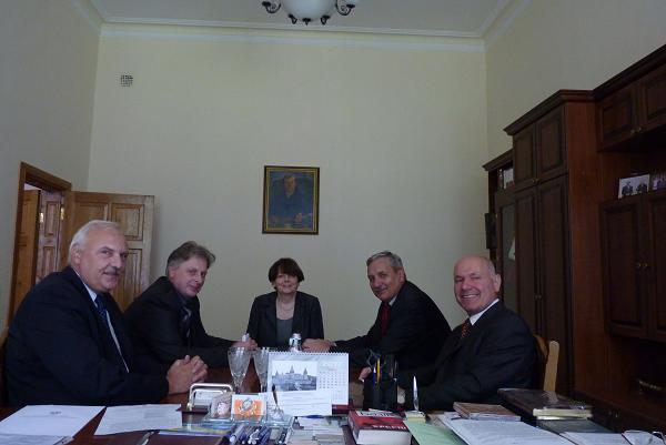 Od lewej: konsul generalny RP w Łucku – Marek Martinek, prorektor Akademii Ostrogskiej – prof. Petro Kraluk, wiceprezes IPN – Agnieszka Rudzińska, dyrektor OIPN w Warszawie – prof. Jerzy Eisler, rektor Akademii Ostrogskiej – Ihor Pasicznyk