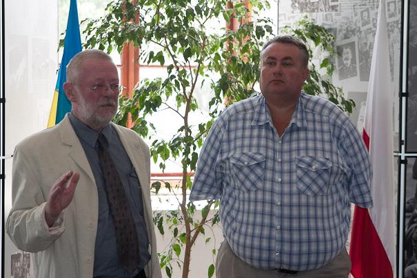 Wystąpienie konsula RP Krzysztofa Sawickiego (z lewej strony). Obok dyrektor muzeum na zamku w Dubnie Leonid Kiczatyj