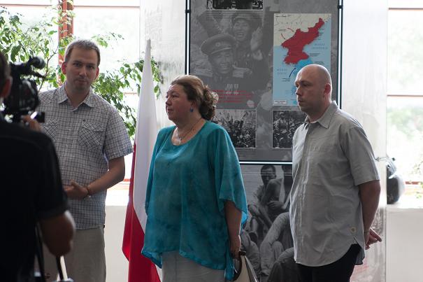 Dr Paweł Sasanka tłumaczy koncepcję wystawy. Z prawej strony jej współautor Sławomir Stępień