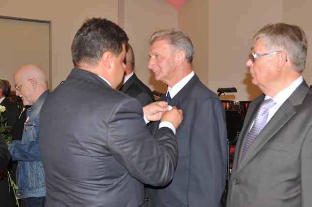 Dariusz Piątek – wicewojewoda mazowiecki – odznacza Krzyżem Wolności i Solidarności