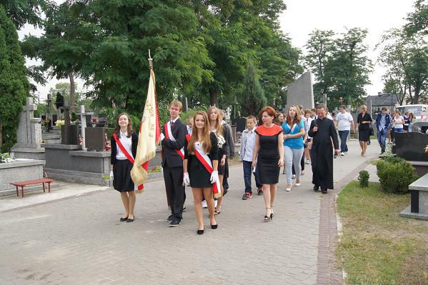 Uczniowie i kadra Gimnazjum w Płocku udają się na cmentarz i mogiły żołnierzy Wojska Polskiego poległych we wrześniu 1939 r.