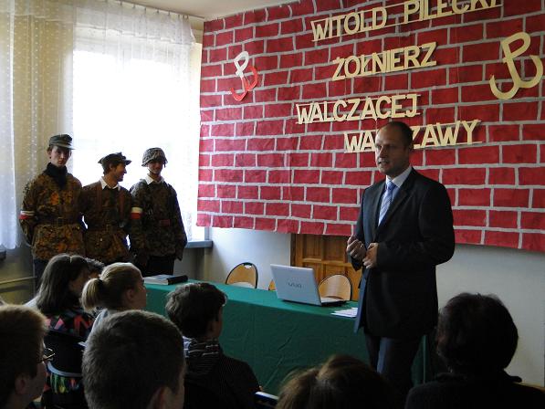 Dyrektor Publicznego Gimnazjum nr 31 Artur Żuchowski wita uczestników marszu