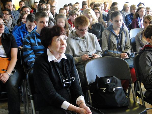 Młodzież z Warszawy i Wrocławia podczas spotkania poprzedzającego marsz. Na pierwszym planie córka rotmistrza Witolda Pileckiego Zofia Pilecka-Optułowicz