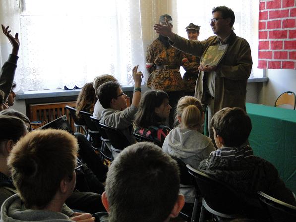 Dr Dariusz Gałaszewski z  warszawskiego OBEP IPN przeprowadza konkurs dotyczący życia Rotmistrza Pileckiego, II wojny światowej i Powstania Warszawskiego