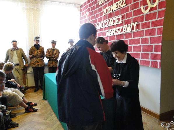 Uczniowie biorący udział w marszu otrzymują  instrukcje i mapkę Warszawy