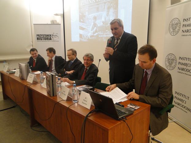 Prof. Jerzy Eisler wita gości przybyłych na promocję albumu 