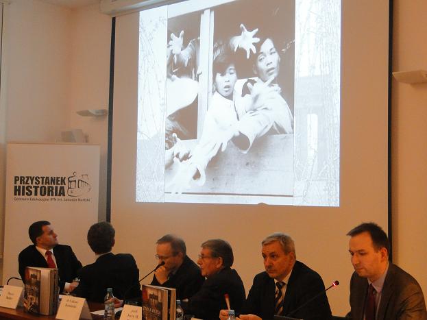 Dr Paweł Sasanka opowiada historie wybranych zdjęć znajdujących się w albumie