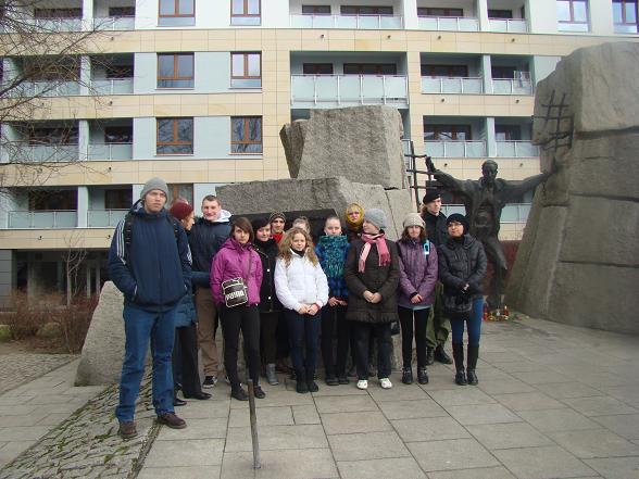 Uczniowie Gimnazjum nr 30, ul. Józefa Szanajcy 17/19 pod pomnikiem przy ul. Namysłowskiej 6