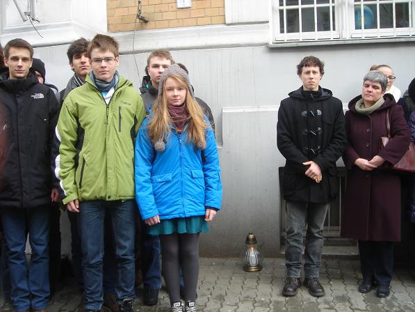 Młodzież VIII Liceum Ogólnokształcącego im. Króla Władysława IV zapaliła znicz pod budynkiem szkoły, w którym mieścił się Trybunał Wojskowy Armii Czerwonej