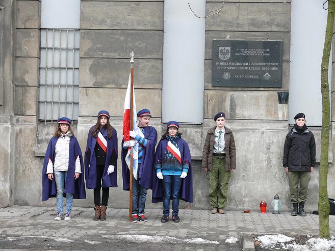 Uczniowie Gimnazjum nr 31 przed dawnym miejscem represji komunistycznych przy ul. Sierakowskiego 7