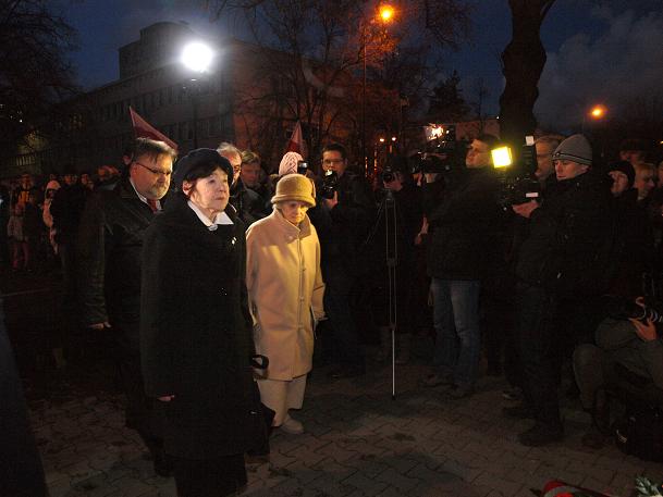 Przedstawiciele IPN oraz rodzin pomordowanych złożyli kwiaty pod tablicą umieszczoną na murze mokotowskiego więzienia 