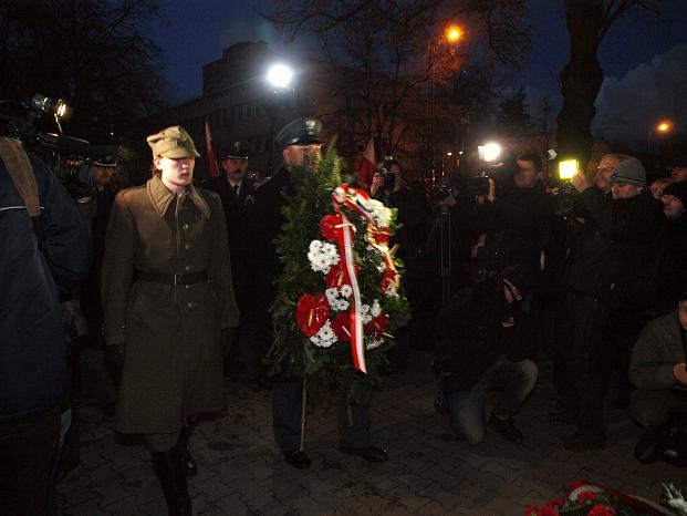 Wieńce złożyli też: Dyrektor Okręgowy Służby Więziennej w Warszawie wraz z dyrektorami Aresztu Śledczego w Warszawie-Mokotowie, NSZZ Funkcjonariuszy i Pracowników Więziennictwa, Grupa Historyczna Zgrupowanie „Radosław