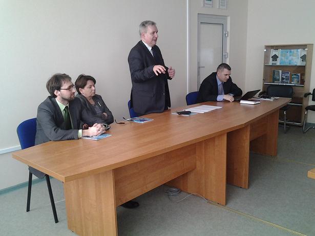 Wykład prof. Jerzego Eislera na Białoruskim Uniwersytecie Państwowym w Mińsku. Po lewej: Tomasz Adamski, z-ca dyrektora Instytutu Polskiego w Mińsku i Agnieszka Rudzińska, wiceprezes IPN, z prawej: prof. Wiktor Szadurski, dziekan Wydziału Stosunków Między