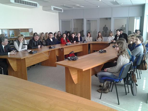 Studenci uniwersytetu w Mińsku słuchają wykładu prof. Jerzego Eislera na temat zimnej wojny