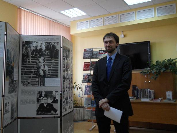 Zastępca dyrektora Instytutu Polskiego w Mińsku – Tomasz Adamski wita gości przybyłych na pokaz wystawy IPN „Marzec 1968
