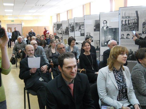 Uczestnicy wernisażu słuchają wystąpień historyków IPN