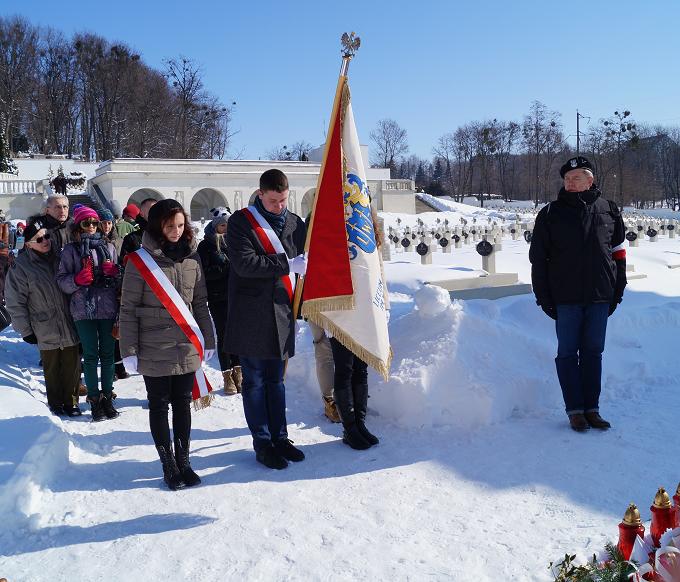 Uroczystość na Cmentarzu Orląt Lwowskich. Uczniowie Liceum Ogólnokształcącego im. Władysława Jagiełły w Płocku składają kwiaty i zapalają znicze na grobach Obrońców Lwowa z roku 1918)