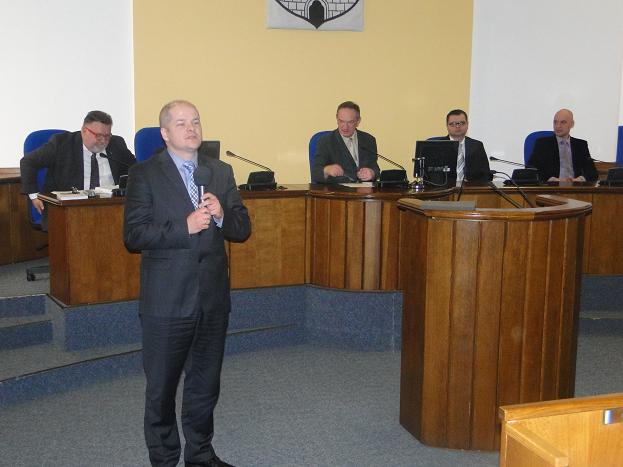 Prezydent Płocka Andrzej Nowakowski wita gości przybyłych na konferencję