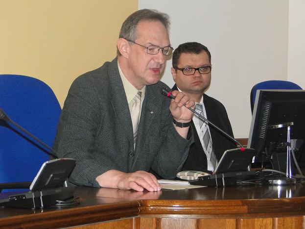 Dr Kazimierz Krajewski rozpoczyna obrady