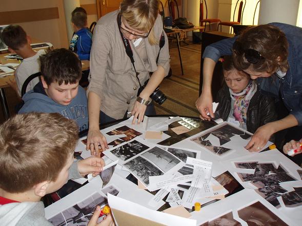 Ułożone puzzle uczniowie łączą z odpowiednimi podpisami