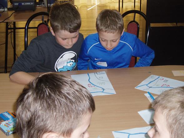 Uczestnicy warsztatów oglądają schematyczną mapę terenu wokół obozu Auschwitz