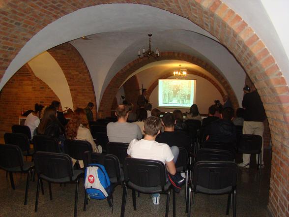 Wystąpieniu towarzyszyła prezentacja multimedialna