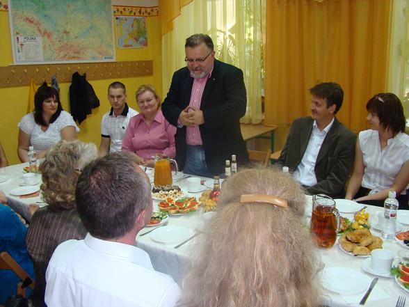 Spotkanie w szkole prowadzonej przez Polski Ośrodek Kulturalno–Oświatowy im. A. Mickiewicza na Krymie. Jacek Pawłowicz opowiada o działalności Instytutu Pamięci Narodowej