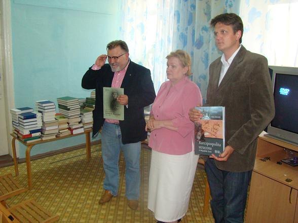 Oficjalne przekazanie publikacji wydanych przez IPN dla Polskiego Ośrodka Kulturalno–Oświatowy na Krymie. Od lewej: Jacek Pawłowicz z warszawskiego oddziału IPN, Renata Tereszczenko – prezes Polskiego Ośrodka Kulturalno–Oświatowego i konsul Jan Zdanowski