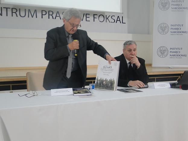 Stefan Truszczyński (sekretarz generalny SDP) rozpoczyna spotkanie i prezentuje wybrane publikacje IPN