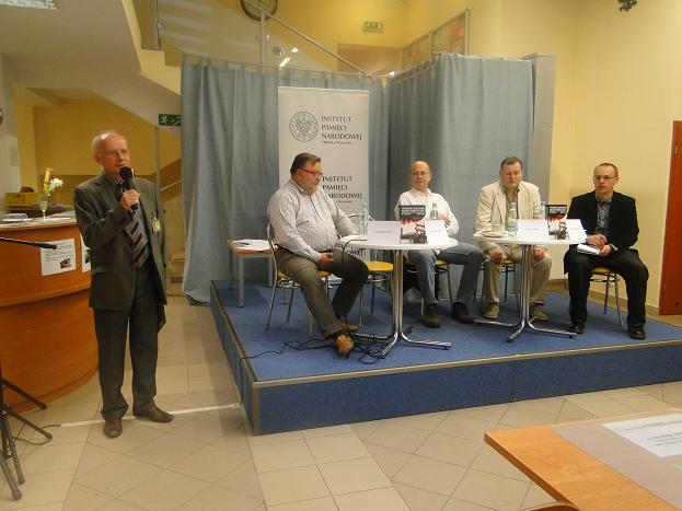 Andrzej Jezierski, kierownik czytelni naukowej wita przybyłych gości