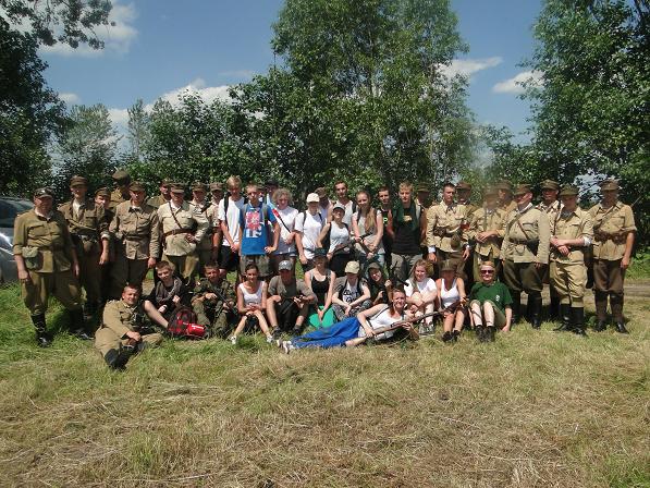 Pamiątkowe zdjęcie po zakończonej akcji. Grupa z Pułtuska i Grupy Rekonstrukcji Historycznej