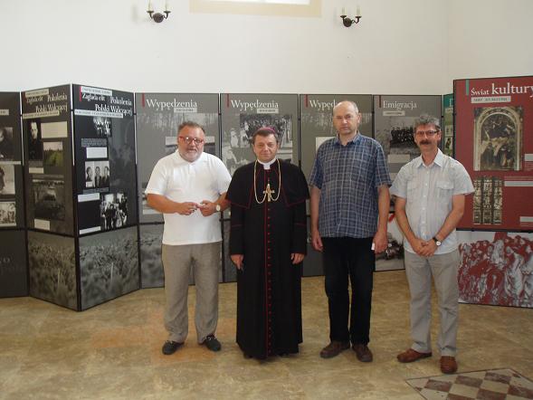 Uroczyste otwarcie ekspozycji. O lewej: Jacek Pawłowicz, ks. bp Leon Dubrawski, ks. Adam Przywuski i Marcin Łaszczyński