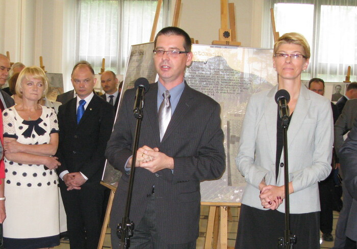 Dr Andrzej Zawistowski, dyrektor BEP i Barbara Bojaryn-Kazberuk podczas otwarcia wystawy