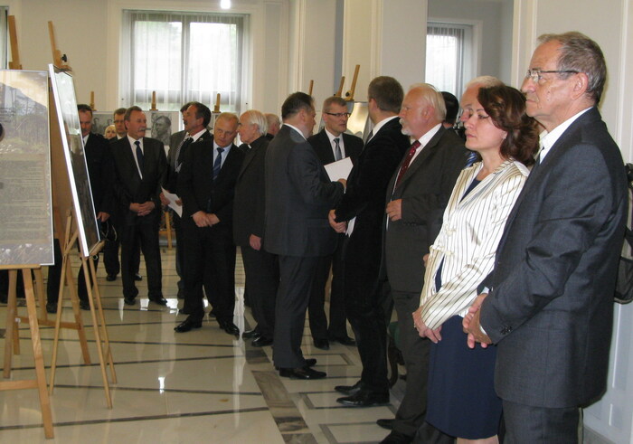 W otwarciu wzięli udział liczni posłowie, samorządowcy i przedstawiciel rodzin ofiar Obławy