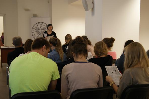 Młodzież LO im. Władysława Jagiełły w Płocku uczestniczy w warsztatach prowadzonych przez Monikę Bielak z Oddziałowego Biura Edukacji Publicznej IPN w Warszawie