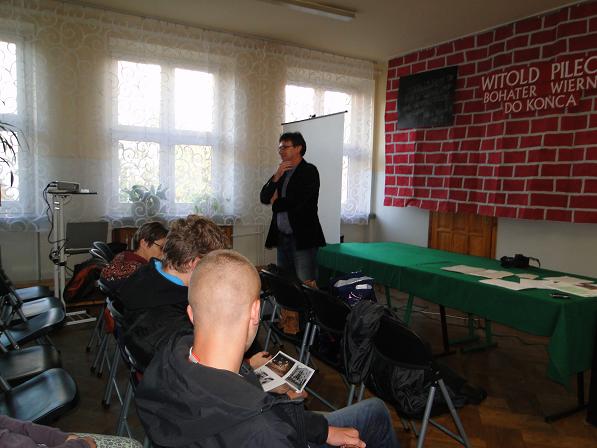 Dr Dariusz Gałaszewski wprowadza uczniów w tematykę zajęć